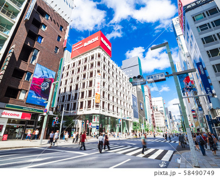 休日の銀座　歩行者天国スタートします 58490749