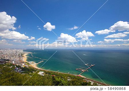 須磨海岸、神戸空港、大阪湾を眺望する絶景(須磨浦山上遊園、展望台より) 須磨海岸、神戸空港、大阪湾を眺望する絶景(須磨浦山上遊園、展望台より) 58490868