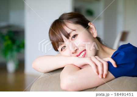 リビングでリラックスする若い女性 リビングでリラックスする若い女性 58491451