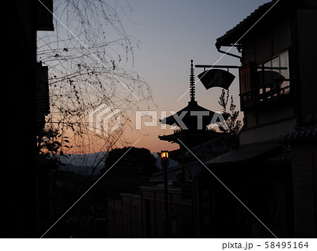 京都府、八坂通から法観寺「八坂の塔」を望む夕景 京都府、八坂通から法観寺「八坂の塔」を望む夕景 58495164