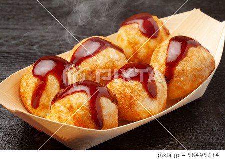 ソースをかけたたこ焼き ソースをかけたたこ焼き 58495234