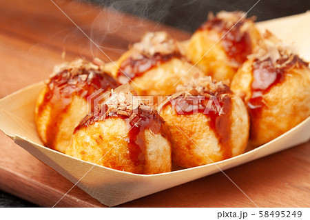 鰹節とソースをかけたタコ焼き 58495249