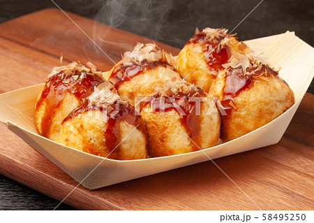 鰹節とソースをかけたタコ焼き 鰹節とソースをかけたタコ焼き 58495250