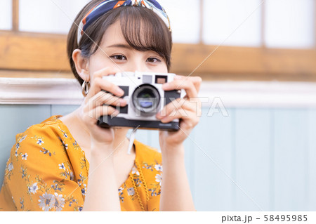 女性 ライフスタイル フィルムカメラ 58495985