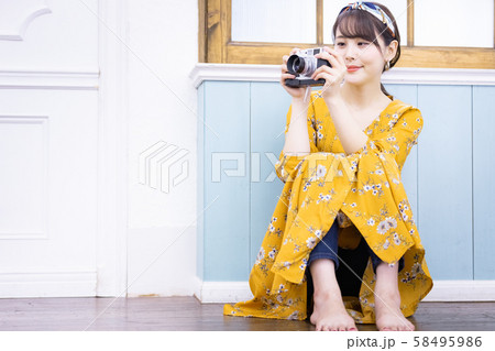 女性 ライフスタイル フィルムカメラ 58495986