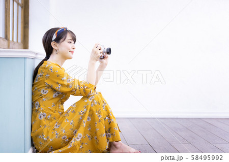 女性 ライフスタイル フィルムカメラ 58495992
