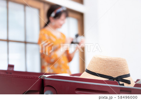 若い女性 旅行 休暇 58496000