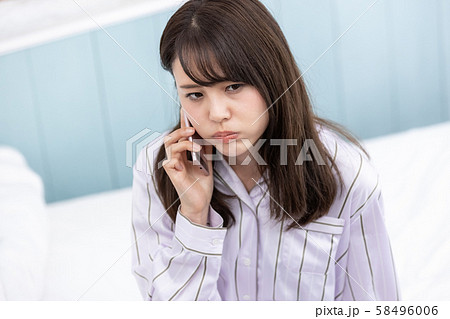 若い女性 携帯電話 不機嫌 58496006