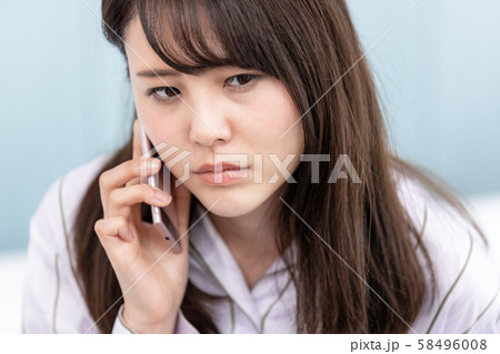 若い女性 携帯電話 不機嫌 若い女性 携帯電話 不機嫌 58496008