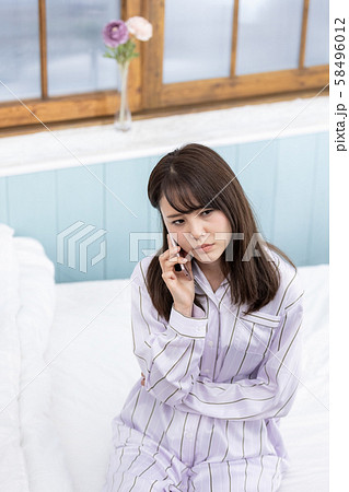 若い女性 携帯電話 不機嫌 58496012