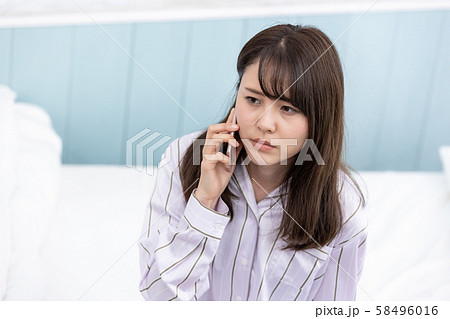 若い女性 携帯電話 不機嫌 58496016