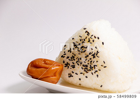 ごま塩三角おにぎりと梅干し(調味梅干・はちみつ風味)。 ごま塩三角おにぎりと梅干し(調味梅干・はちみつ風味)。 58499809