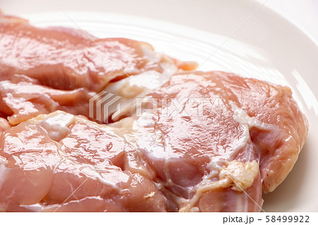 鶏モモ肉(生肉)のアップ。 鶏モモ肉(生肉)のアップ。 58499922