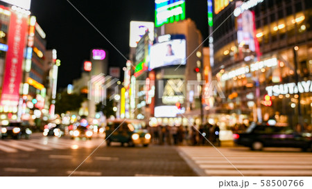 ピンぼけ夜の渋谷スクランブル交差点の写真素材