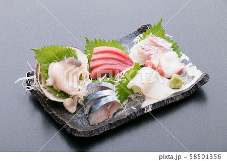 居酒屋さんのメニューにある刺身盛り合わせ画像 58501356