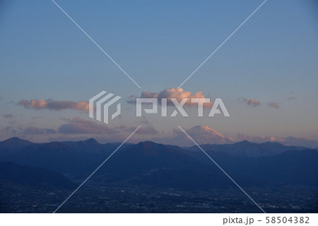 甲府盆地と夕暮れの富士 甲府盆地と夕暮れの富士 58504382