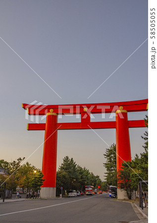 京都　平安神宮の大鳥居 58505055