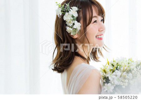 若い女性(花嫁、ウェディングドレス、ブライダルイメージ 若い女性(花嫁、ウェディングドレス、ブライダルイメージ 58505220