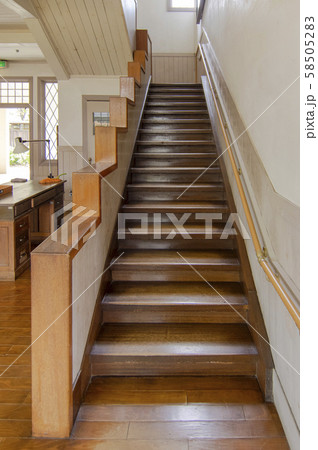 廃校　小学校の階段 58505283