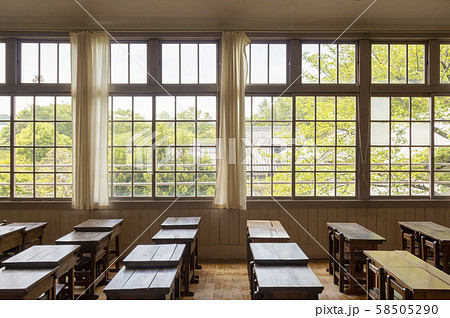 廃校 教室の窓と机の写真素材