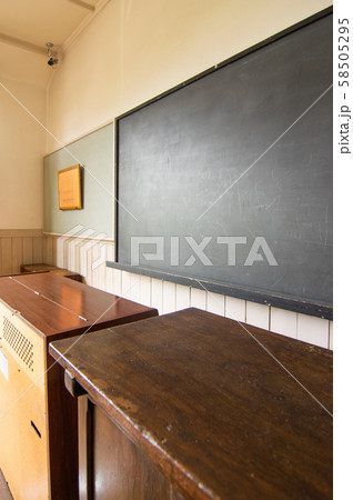 廃校　小学校の黒板 58505295