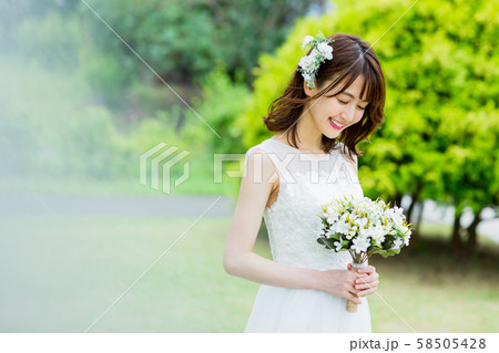 若い女性(花嫁、ガーデンウェディング、ブライダルイメージ 若い女性(花嫁、ガーデンウェディング、ブライダルイメージ 58505428