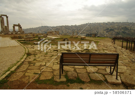 【ヨルダン】首都アンマン、アンマン城敷地内のベンチ 58506371