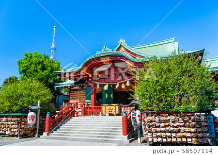 東京 亀戸天神社 社殿とスカイツリー 58507114