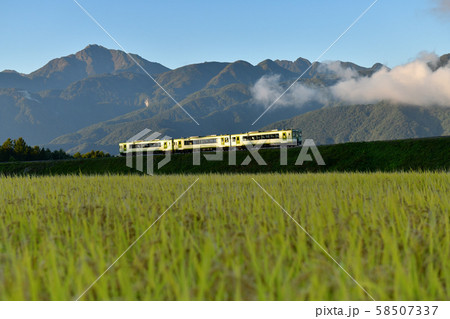 北杜市小淵沢町、秋の朝日に照らされる下り一番列車(背景は甲斐駒) 北杜市小淵沢町、秋の朝日に照らされる下り一番列車(背景は甲斐駒) 58507337