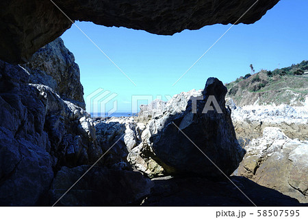 陶石の岩石が美しい天草の海岸 58507595