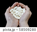 薬を大量に持つ女性の手 58509280