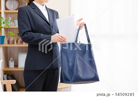 自宅で書類を鞄に入れるビジネスウーマン 58509285