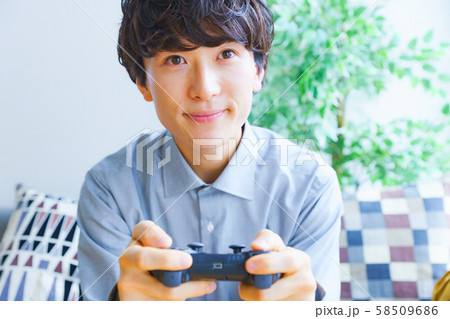 休日 若い 男性 休日 リラックス テレビゲーム ゲーマー 明るい リビング リラックス ソファー 休日 若い 男性 休日 リラックス テレビゲーム ゲーマー 明るい リビング リラックス ソファー 58509686