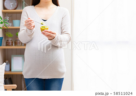 キウイフルーツを食べる妊婦 58511024