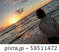 夕焼けを見る女性 58511472
