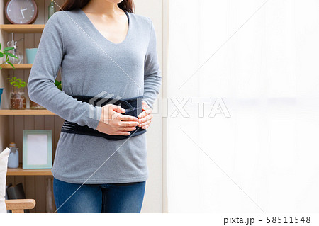 コルセットをつける女性 コルセットをつける女性 58511548