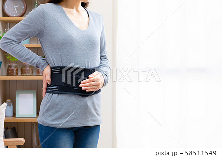 コルセットをつける女性 58511549