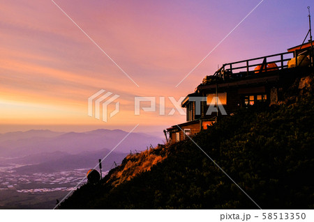 春の八ヶ岳登山：赤岳頂上山荘の夜明け 58513350