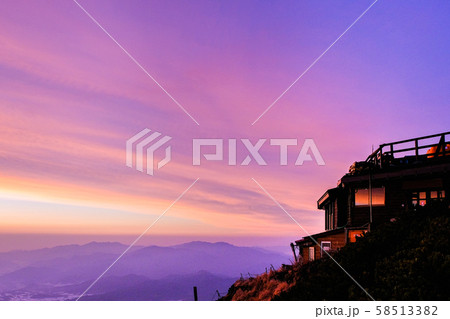 春の八ヶ岳登山:赤岳頂上山荘の夜明け 春の八ヶ岳登山:赤岳頂上山荘の夜明け 58513382