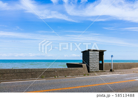 海の見えるバス停 上越市長浜の写真素材