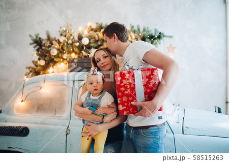 Dad kissing blonde mom, who holding on hands 58515263