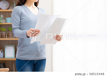 自宅で書類をチェックする女性 自宅で書類をチェックする女性 58515446