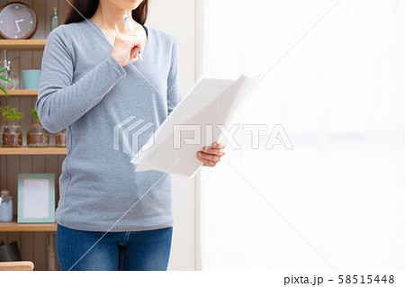 自宅で書類をチェックする女性 自宅で書類をチェックする女性 58515448