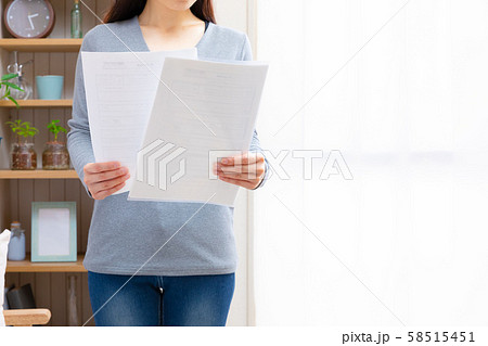 自宅で書類をチェックする女性 58515451