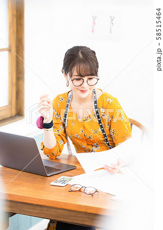 ファッションデザイナー　女性 58515464