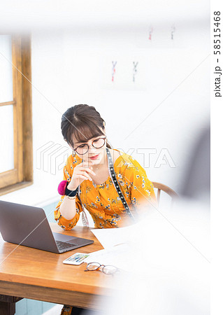 ファッションデザイナー　女性 58515468