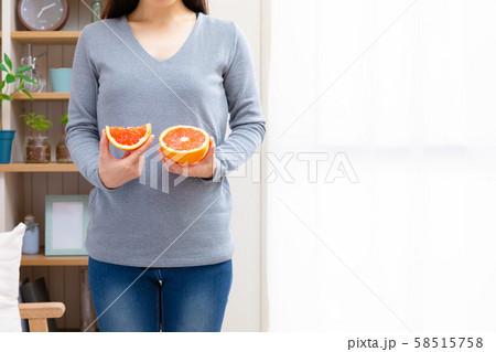 グレープフルーツを持つ女性 58515758