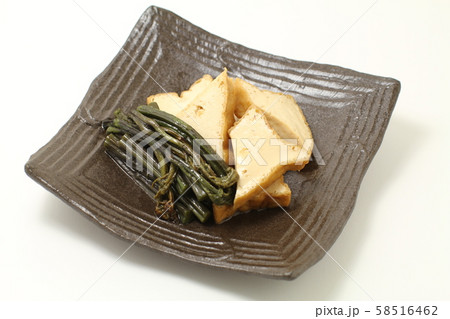 厚揚げとワラビの煮物、白バック 58516462
