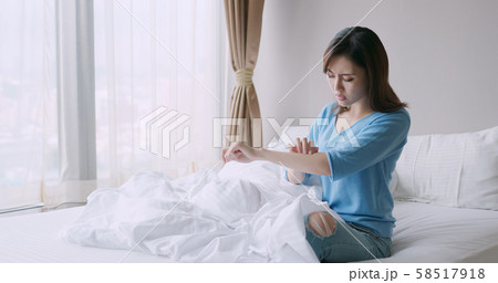 woman has dry skin woman has dry skin 58517918