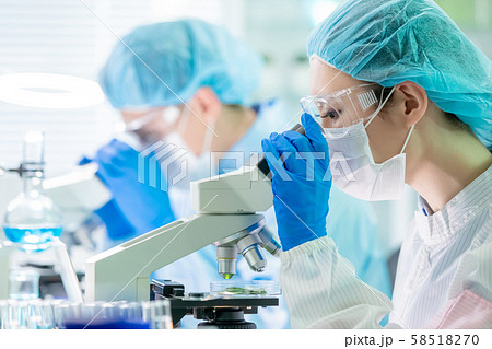 asian scientist use microscope 58518270